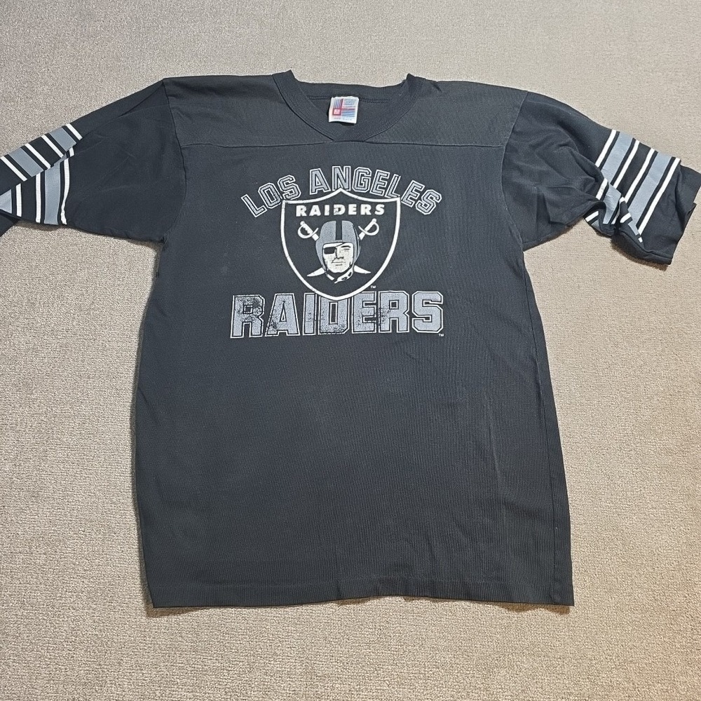 Raiders 90s NFL Football Helmet Graphic V Neck T Shirt XL Tag Garan SMALL